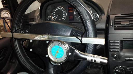 Mercedes A-klasse W169 stuurt lichter naar de ene kant...